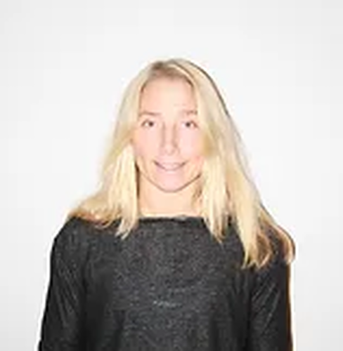 Top Fitness Center - Gymnasiegatan 42VÅRT GYM har Tre rymliga fräscha och välventilerade gruppträningssalar och en helt ny maskinpark med några av branschens absolut bästa träningsmaskiner.Ett solarie som är bland det säkraste och bekvämaste som finns idag. Vi har även fina och fräscha omklädningsrum med dusch och bastu.Vi är verkligen stolta över vårt fina gymkoncept, vår trivsamma atmosfär, våra populära instruktörer, mångsidiga pass och inte minst all professionell kunskap vi gärna delar med oss av.PERSONLIG TRÄNING HOS Top Fitness CenterPernilla JanssonJag har stor erfarenhet av styrketräning, konditionsträning och även core/hållningsträning som jag själv tränat i över 20 år. Jag utformar individanpassade program med fokus på god hållning, rörlighet och muskelkontakt. Jag jobbar utefter just dina mål och ambitioner och anpassar träningen därefter. Som Kostrådgivare skräddarsyr jag även kostscheman, då kosten spelar en stor roll för din hälsa och dina träningsresultat. Kontakta mig redan idag för att ta första steget mot en bättre hälsa!​Mina utbildningar:Licensierad personlig tränareKostrådgivareGyminstruktörMina specialitéer:Styrketräning –muskelbyggande –funktionellt -smidighetDynamisk stretch -rörlighetsträningCoreträning –mage/rygg – bålstabilitetPosturalträning -hållningFettförbränning –högintensiv träningOnlinecoachingEn personlig tränare ser till att du får ut det mesta möjliga av din träningstid. Och framförallt är din personliga tränare med dig under hela träningspasset.Dels för att se till att du gör dina rörelser rätt men också för att peppa dig att verkligen göra så mycket du någonsin orkar.Inledningsvis gör den personlige tränaren en behovsanalys och frågar om din träningsbakgrund, eventuella skador och sjukdomar, syfte och målsättning med träningen.Därefter kommer den personlige tränaren att utforma ett personligt träningsprogram.​Den personlige tränaren håller också reda på dina framsteg genom att detaljerat dokumentera varje träningstillfälle t ex belastning, repetitioner, sträcka och tid.Om du vill har den personlige tränaren möjlighet att testa din kondition och fettprocent.På så sätt kan du få svart på vitt.​Du bestämmer själv hur många gånger du vill ha en personlig tränare.Har du aldrig provat tidigare så bör du, för att verkligen inse vad en personlig tränare kan uträttaHur gammal måste man vara för att få träna hos er?Hos oss får du träna när du kommit in i tonåren. Den tränande måste dock ha fått en gyminstruktion tillsammans med en instruktör innan träningen påbörjas. Programmet anpassas efter träningsbakgrund och fysiska förutsättningar.Har ni barnpassning?Vi har ett rum där barnen kan leka eller se på tv medan föräldrar tränar, men vi har inte möjlighet att hålla koll på barnen.Hur gör jag för att boka en personlig tränare?Vi tar inga bokningar för personlig träning direkt i receptionen då våra tränare bedriver egen verksamhet.Ta därför kontakt med den tränare du tror passar dig bäst och stäm av när det passar er båda.Har ni skåp med lås i omklädningsrummen?Vi har skåp i omklädningsrummen men lås tar man med sig hemifrån.Nyheter Ifrån GymKartaHafstens Resort Och CampingMatinspiratör Markiz TaintonInger Zetterqvist: EM 1:ASasa The Mutant VujicJust Gym Sebastian HedmanJakob Wallin LAWABIdrottsrehab Ullevi